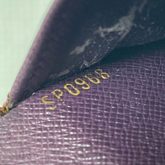 LOUIS VUITTON EPI ELISE COMPACT - Picture 7 of 11